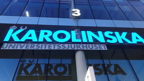 Karolinska sjukhuset entreskylt genrebild fHsj
