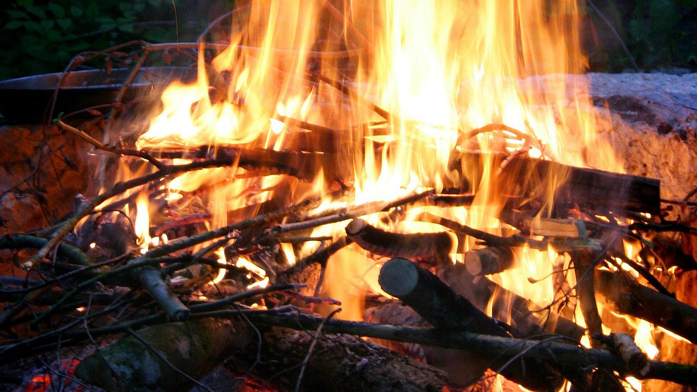 Genrebild Grilleld Korvgrillning Gratis Royaltyfri Bild Av Reto Gerber Pixabay Beskuren 16X9