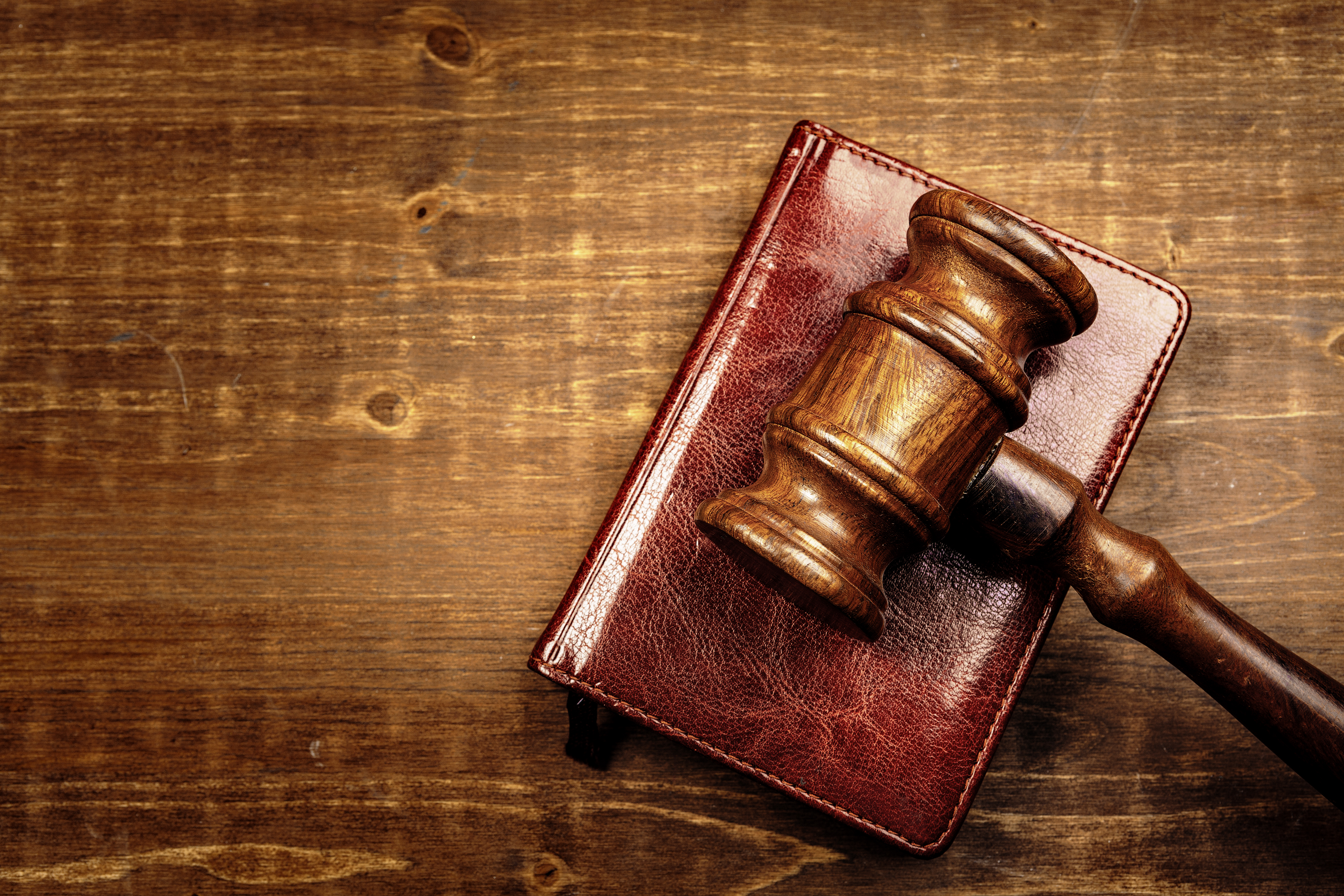 Image Of Wooden Judge Hammer On Notepad UGN34AB