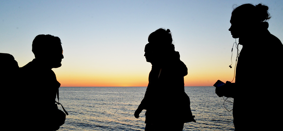 Genrebild Rorelse Gang Folk Manniskor Solnedgang Moten Hjalpa Fhsj (21) 16X9 A 1200 Mirror