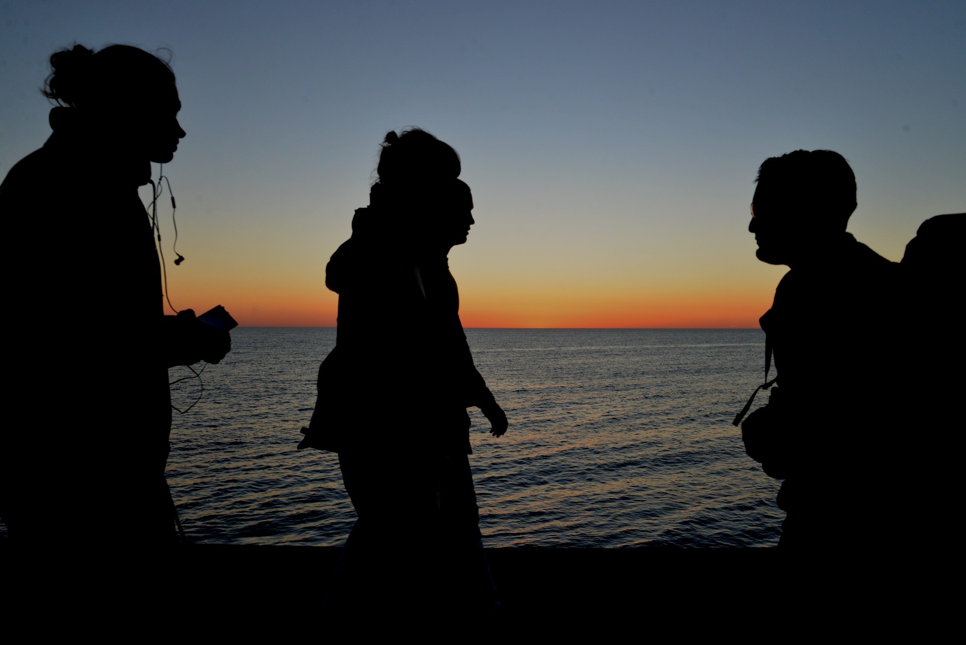 Genrebild Rorelse Gang Folk Manniskor Solnedgang Moten Hjalpa Fhsj (21)